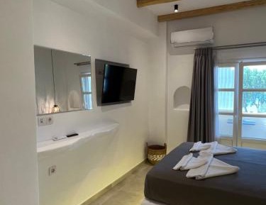Deluxe Double Room with Side Sea View