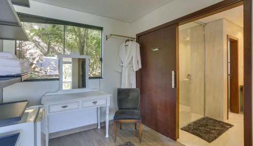 Suite with Lake View