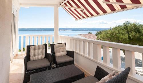 One-Bedroom Apartment with Sea View