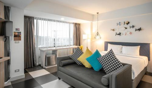 Corner Suite with Pool View