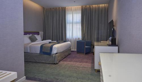 Deluxe Queen Room