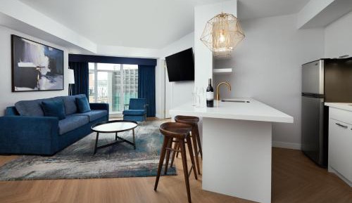 Deluxe Queen Suite