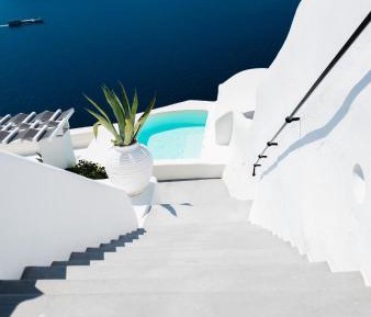 Three Bedroom Cave House with Caldera View and Hot Tub
