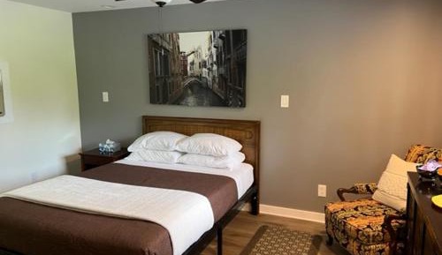 Standard Queen Room