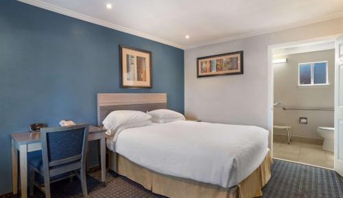 Queen Room with Roll-In Shower - Disability Access