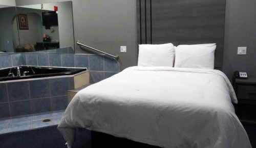 1 Queen Bed Jetted Tub Suite Non Smoking