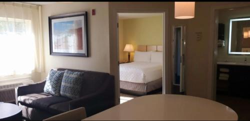 One-Bedroom Queen Suite