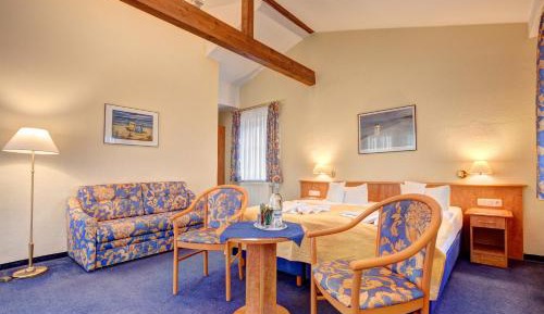 Comfort Family Room - Land Side