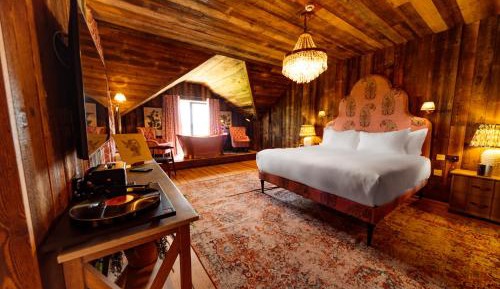 The Lakeview Suite