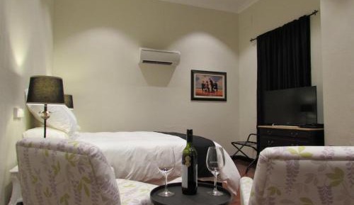 Street-Side Standard Queen Room - Disability Access and Pet-Friendly
