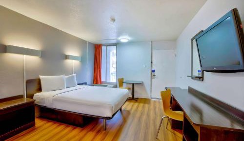Queen Room - Disability Access - Non-Smoking