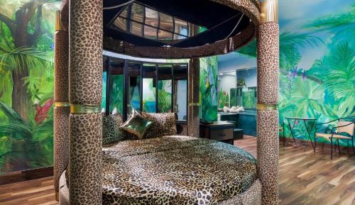 One King Bed Jacuzzi 