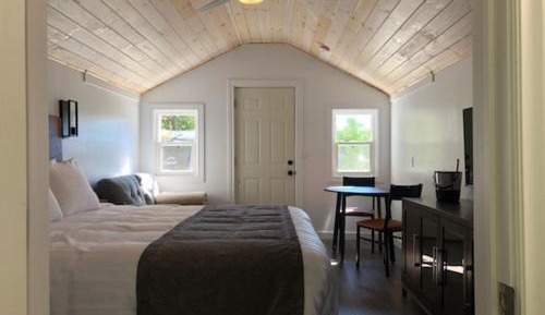 Premium Detached King Cabin with Private Ensuite Bathroom