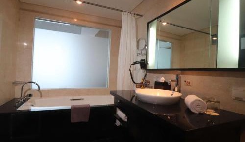 Deluxe King Suite