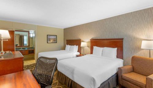 Queen Room with Two Queen Beds and Courtyard View - Pet Friendly/Non-Smoking