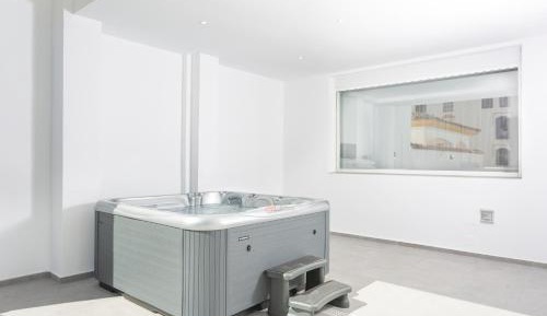 Deluxe Four-Bedroom Apartment with Sea View and Hot Tub