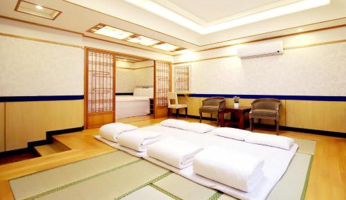 Deluxe Family Room