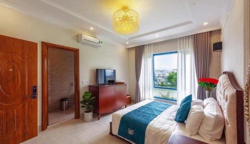 Queen Room with Pool View