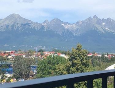 Apartment with Mountain View