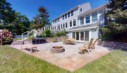 Five Bedroom Holiday Home