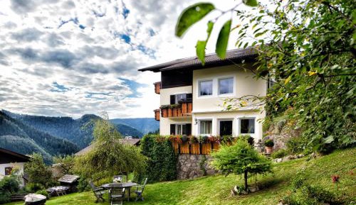 Apartment with Mountain View