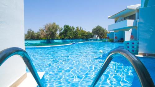 Deluxe Suite Swim-Up