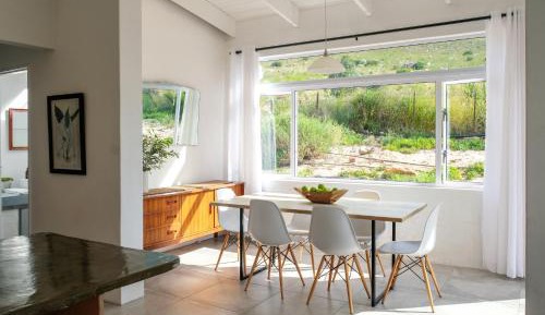 Three-Bedroom Cottage with Mountain View 