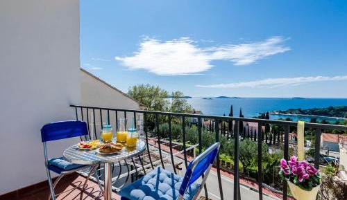 Comfort One-Bedroom Apartment with Balcony and Sea View