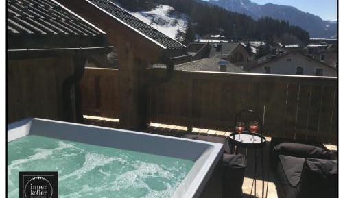 Deluxe Suite with Whirlpool, Sauna and Mountain View