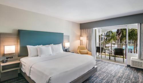 King Room with Pool View - Non-Smoking