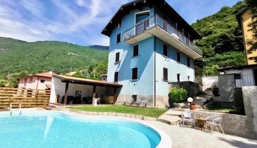 Family Room with Mountain View