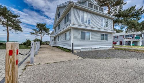 Six Bedroom Holiday Home