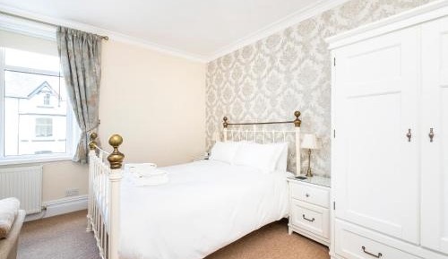 Deluxe King Room with Mountain View