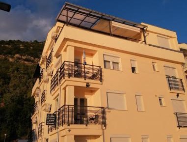 Apartment with Lake View