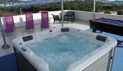 Apartment with Pool View 