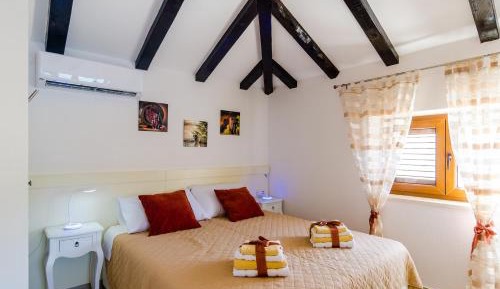 Studio Apartment with Shared Terrace and Sea View