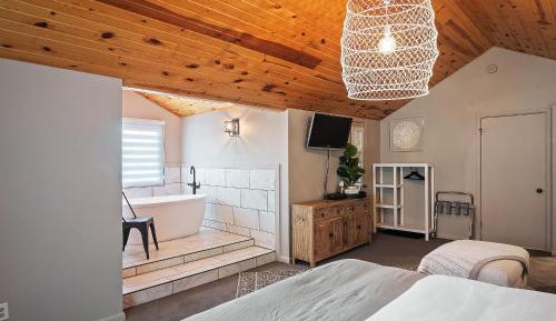 Deluxe King Suite