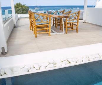 Executive Duplex Three Bedroom Villa with hot tubs and beach front