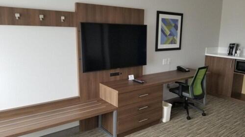 King Suite - Communications and Mobility Accessible Tub