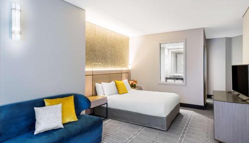 Premier Queen Room - Atrium View