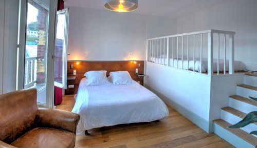Triple Room with balneo bath and City View