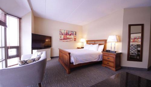 Queen Suite with Spa Bath - Non-Smoking