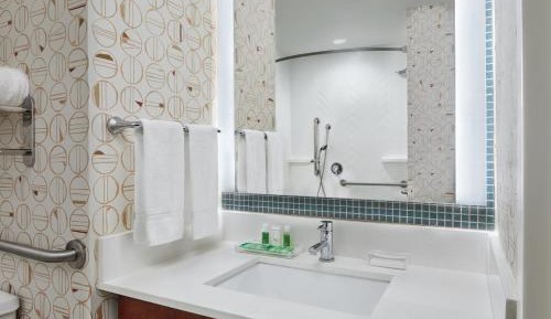 King Room - Hearing Accessible - Roll-in Shower
