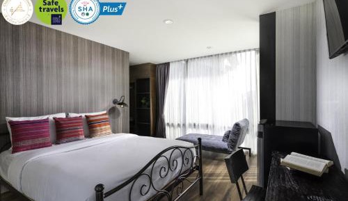 Deluxe Suite Double Bedroom with Pool view