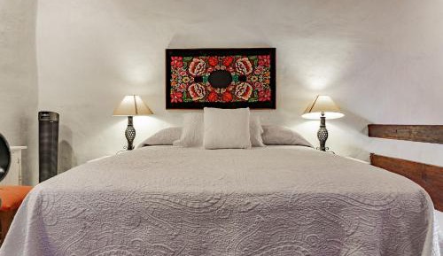 Deluxe Queen Suite