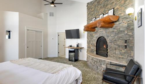 Deluxe Double Room (2 Adults + 1 Child)