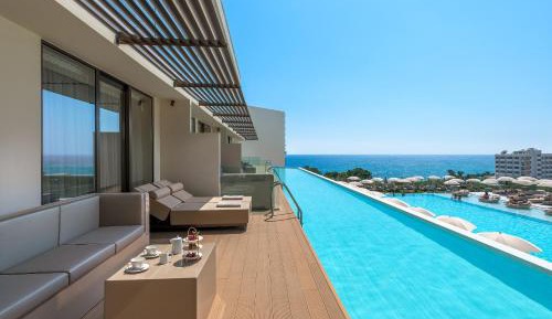 Prestige Swim-Up Suite with Sea & Pool View