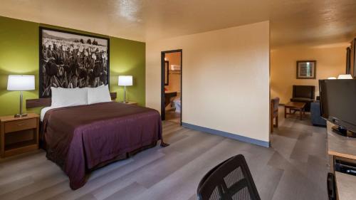 One-Bedroom Queen Suite with Sofa Bed and Kitchen