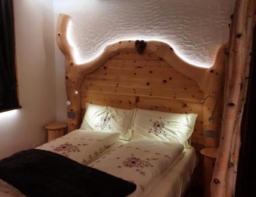 Double or Twin Room with Mountain View
