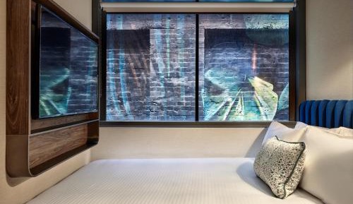 Small Queen Room with Mural View - Non-Smoking